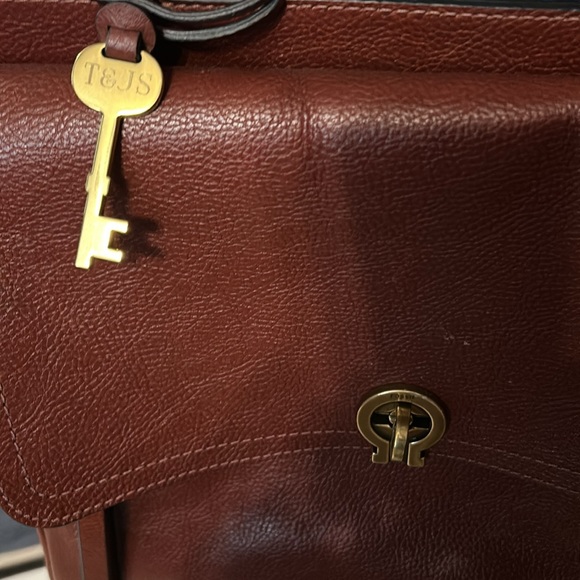 Elegant Brown Leather Backpack - Picture 2 of 9